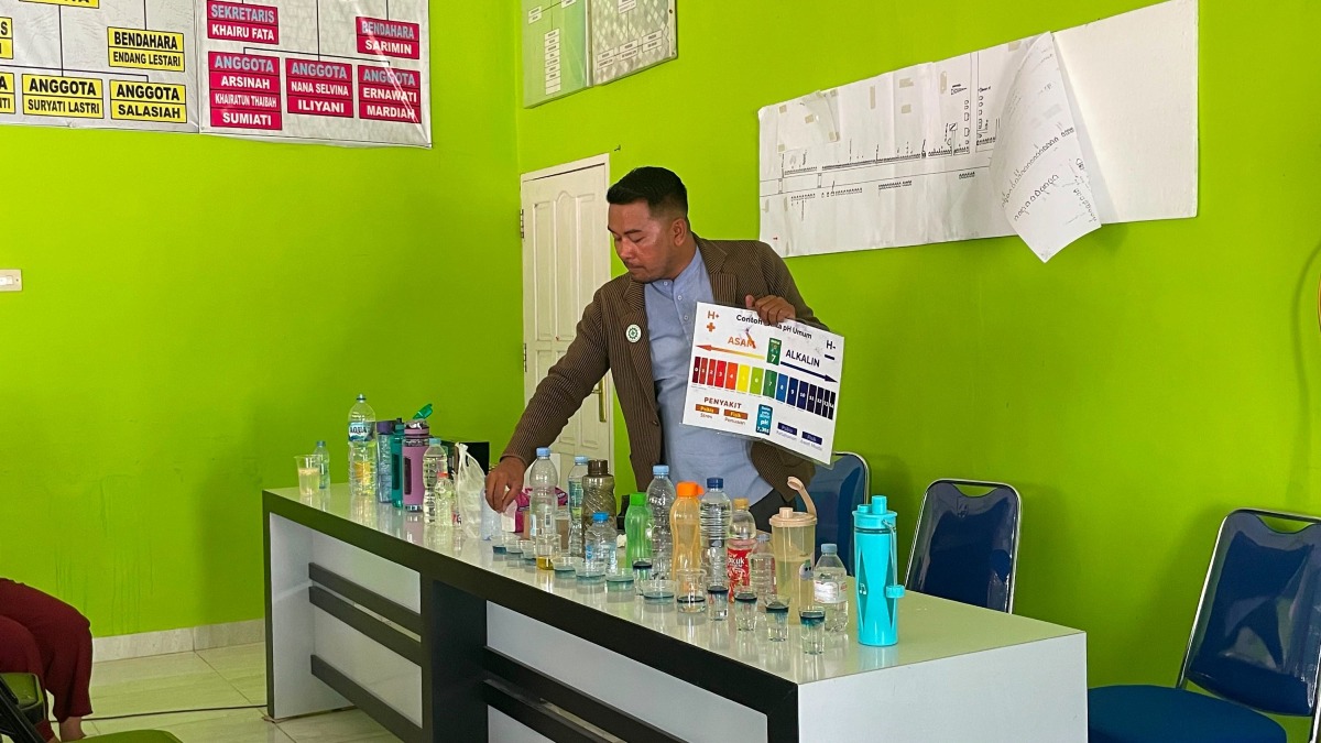 EDUKASI KESEHATAN DI DESA LUK BAYUR: WARGA DIAJAK PAHAMI PENTINGNYA CEK pH AIR MINUM