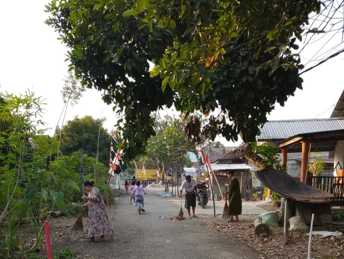 Semarakkan HUT RI, Warga Desa Juai Antusias Gotong Royong Hias Lingkungan dalam Lomba Kebersihan RT
