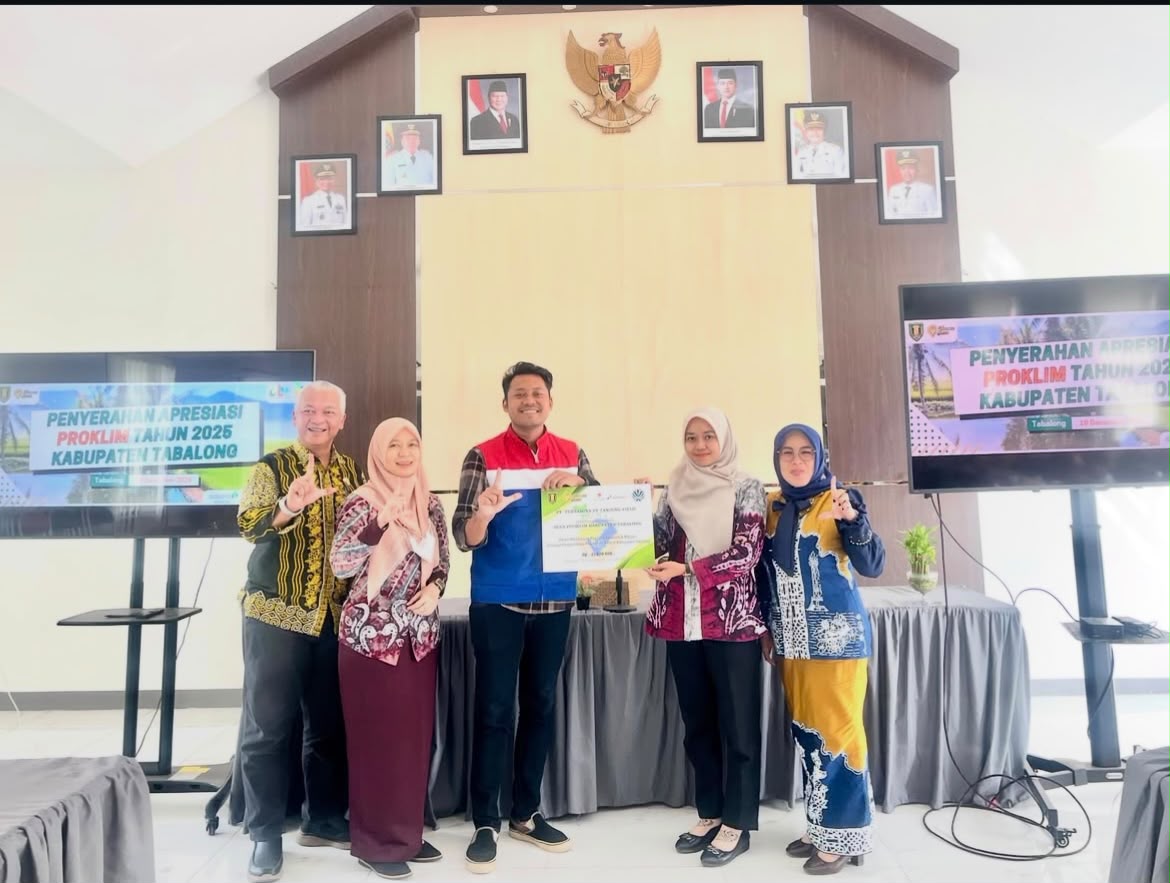Penyerahan piagam dari DLH