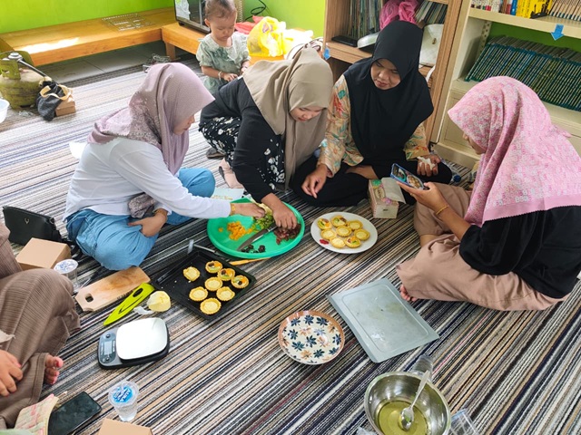 Peserta pelatihan Pustaka BISA mengikuti praktik pembuatan kue sus di Perpustakaan Desa Sungai Rukam I, Rabu (22/7/2026). Pelatihan ini merupakan bagian dari Program Perpustakaan Berbasis Inklusi Sosial yang diselenggarakan oleh Dinas Perpustakaan dan Kearsipan Kabupaten Tabalong