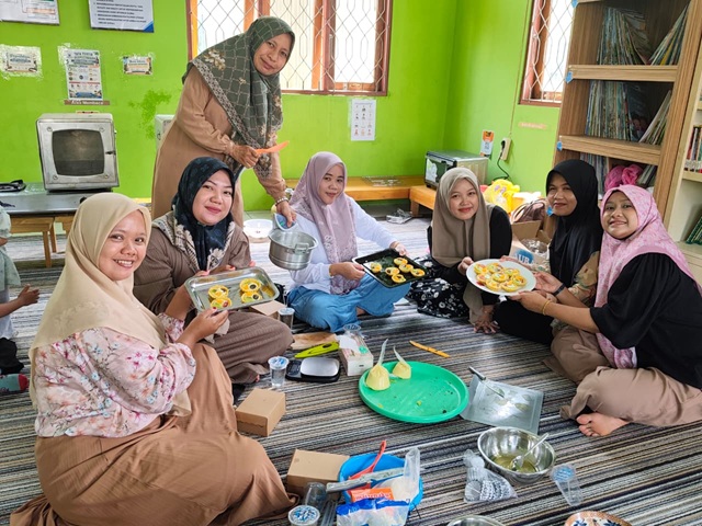 Peserta menunjukkan hasil olahan kue sus, pie buah, dan sosis solo setelah mengikuti pelatihan selama dua hari di Perpustakaan Desa Sungai Rukam I.
