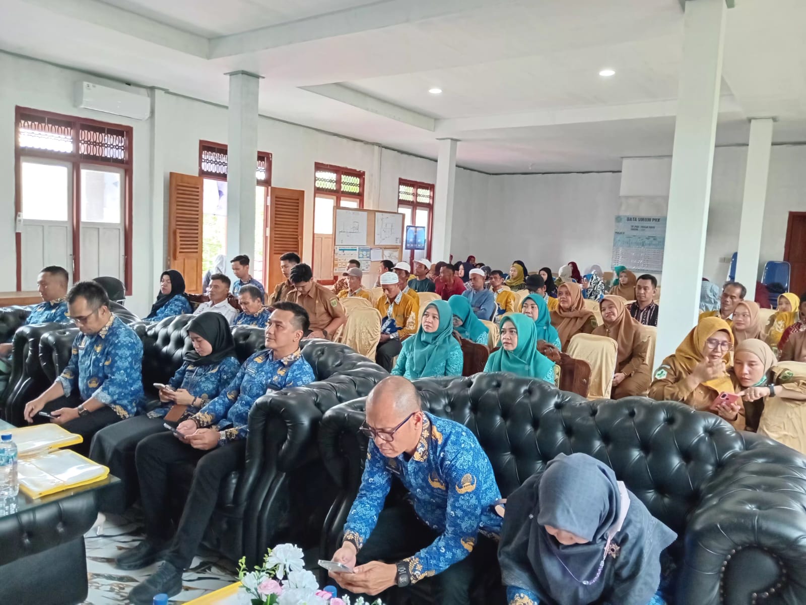 setelah beberapa hari persiapan lomba STBM di Desa Pasar Batu, maka kini telah tiba waktu H1 nya pada tanggal 20 april 2026 ,Tim Penilai dari Kabupaten melakukan penilaian  tentang Administrasi Kader STBM , kebersihan lingkungan, dan air bersih di desa pasar batu