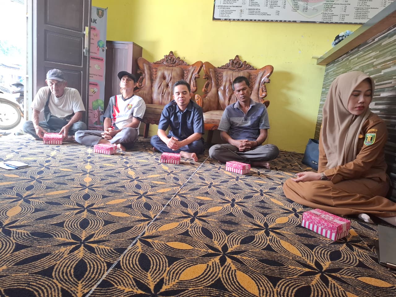 Fasilitator dan BPD serta Ketua RT Desa Pasar Panas Kecamatan Kelua