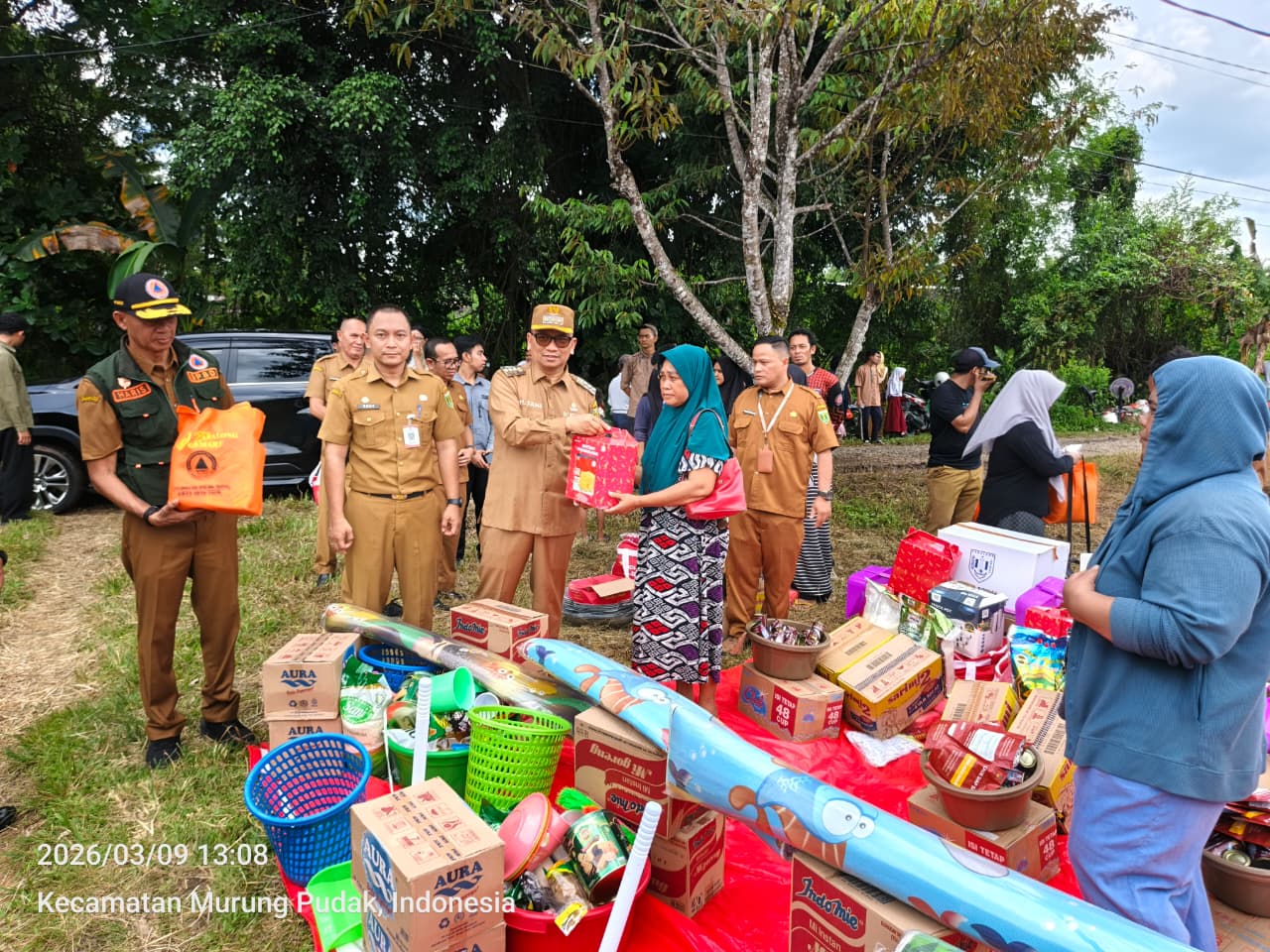 Ringankan Beban Warga, Bupati Tabalong H. Muhammad Noor Rifani Serahkan Bantuan Logistik untuk Korban Kebakaran di Belimbing