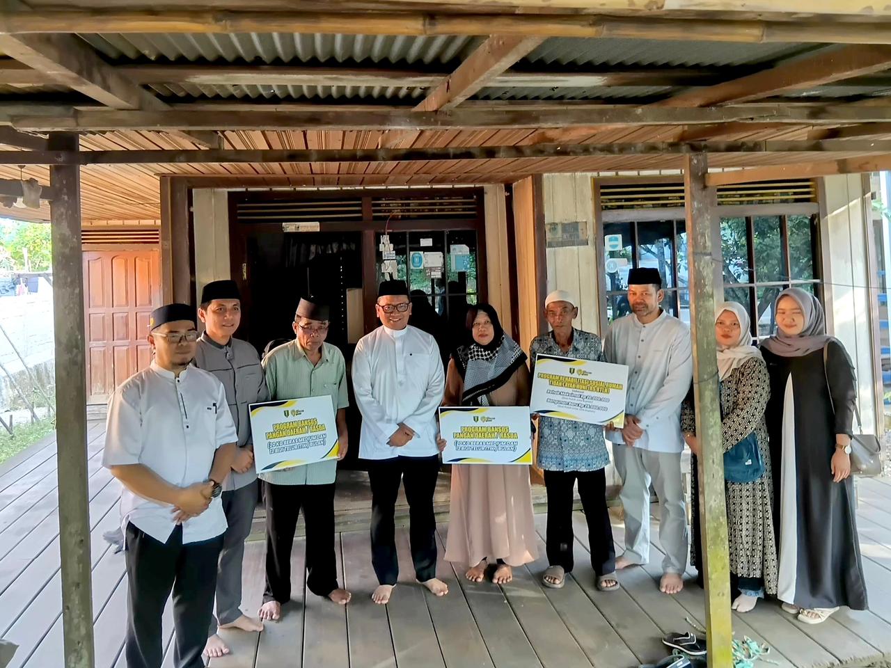 Dinas Sosial P3AP2KB Kabupaten Tabalong Dampingi Bupati dalam Penyerahan Bansos di 12 Kecamatan