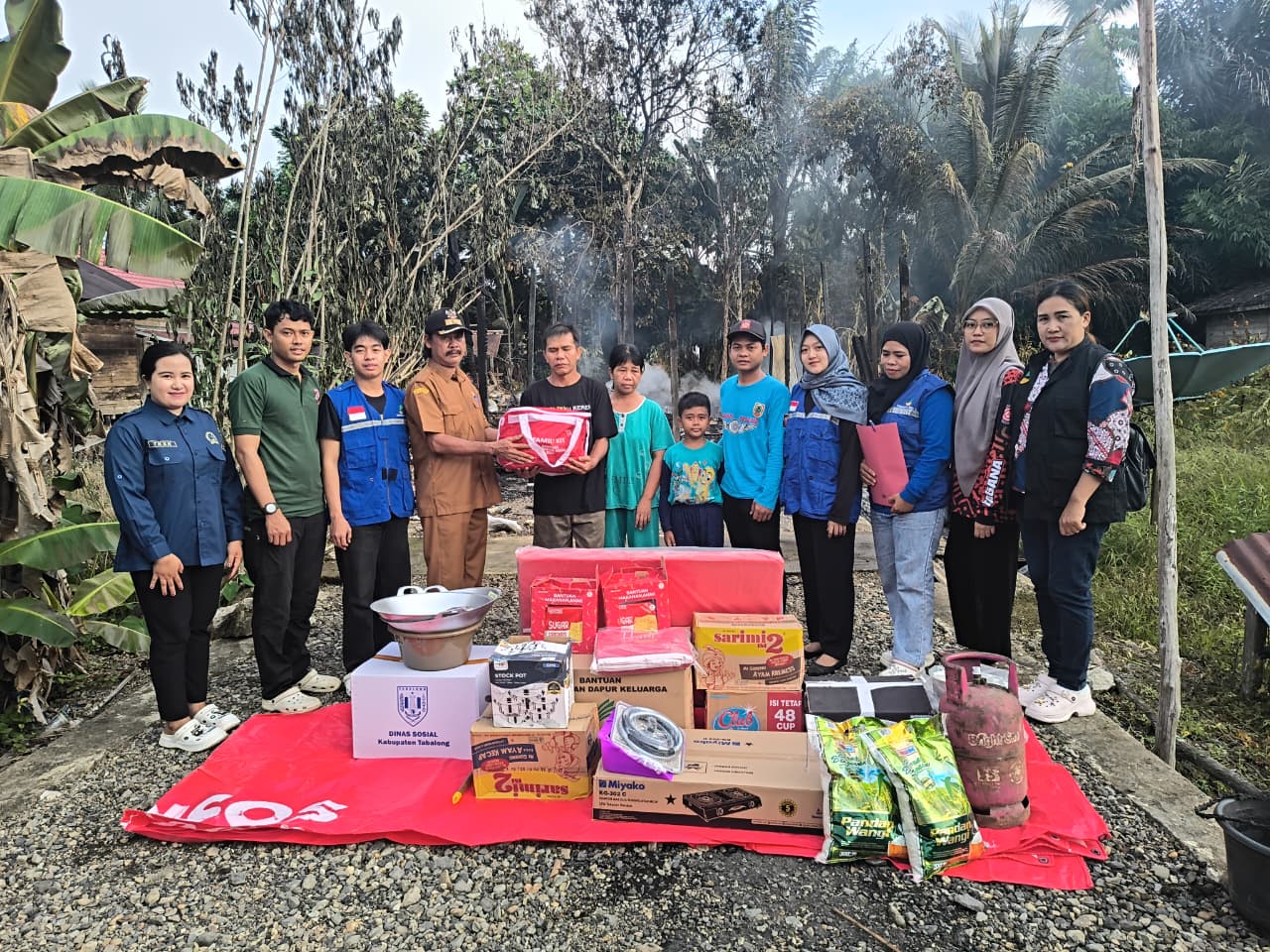 Dinsos P3AP2KB Kabupaten Tabalong dan Tagana Salurkan Bantuan Tanggap Darurat untuk Korban Kebakaran di Desa Pangelak