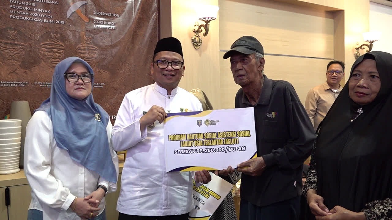 Haji Fani Serahkan Bantuan Sosial Untuk Kelompok Rentan