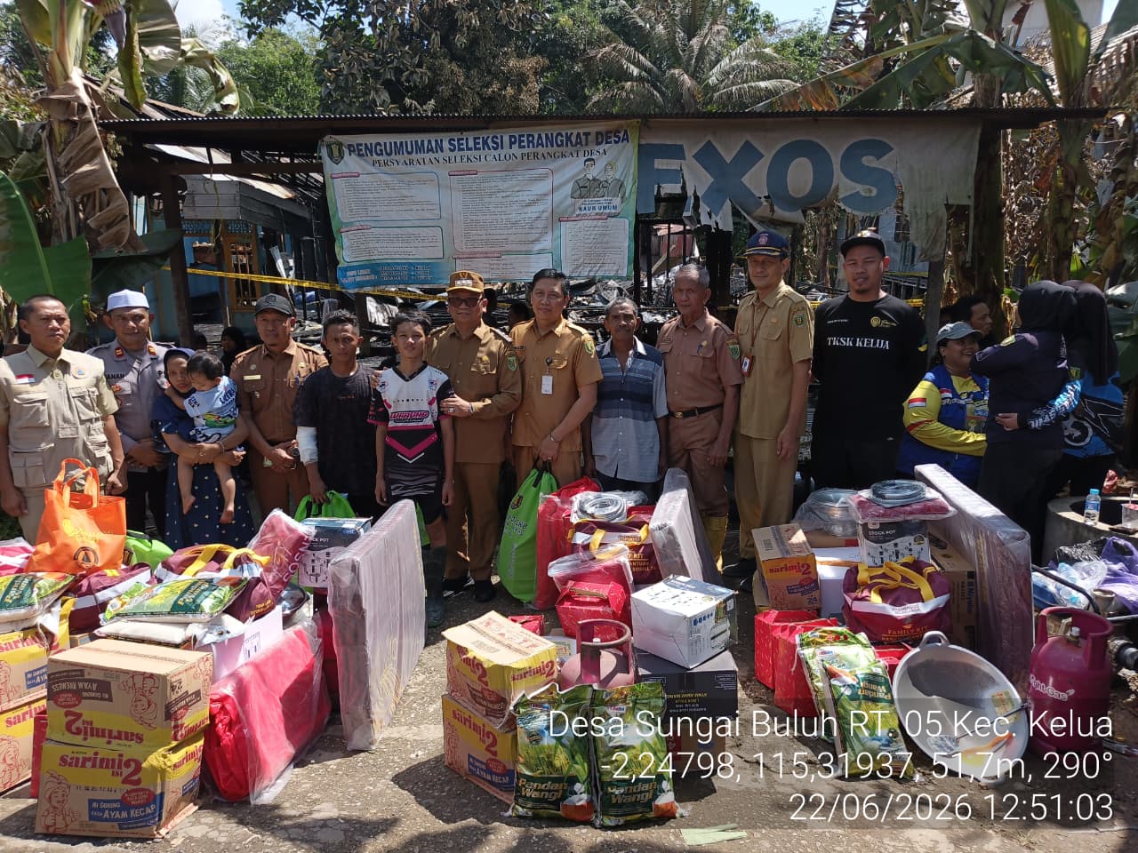 BUPATI TABALONG SERAHKAN BANTUAN LOGISTIK KEPADA KORBAN KEBAKARAN DI DESA SUNGAI BULUH