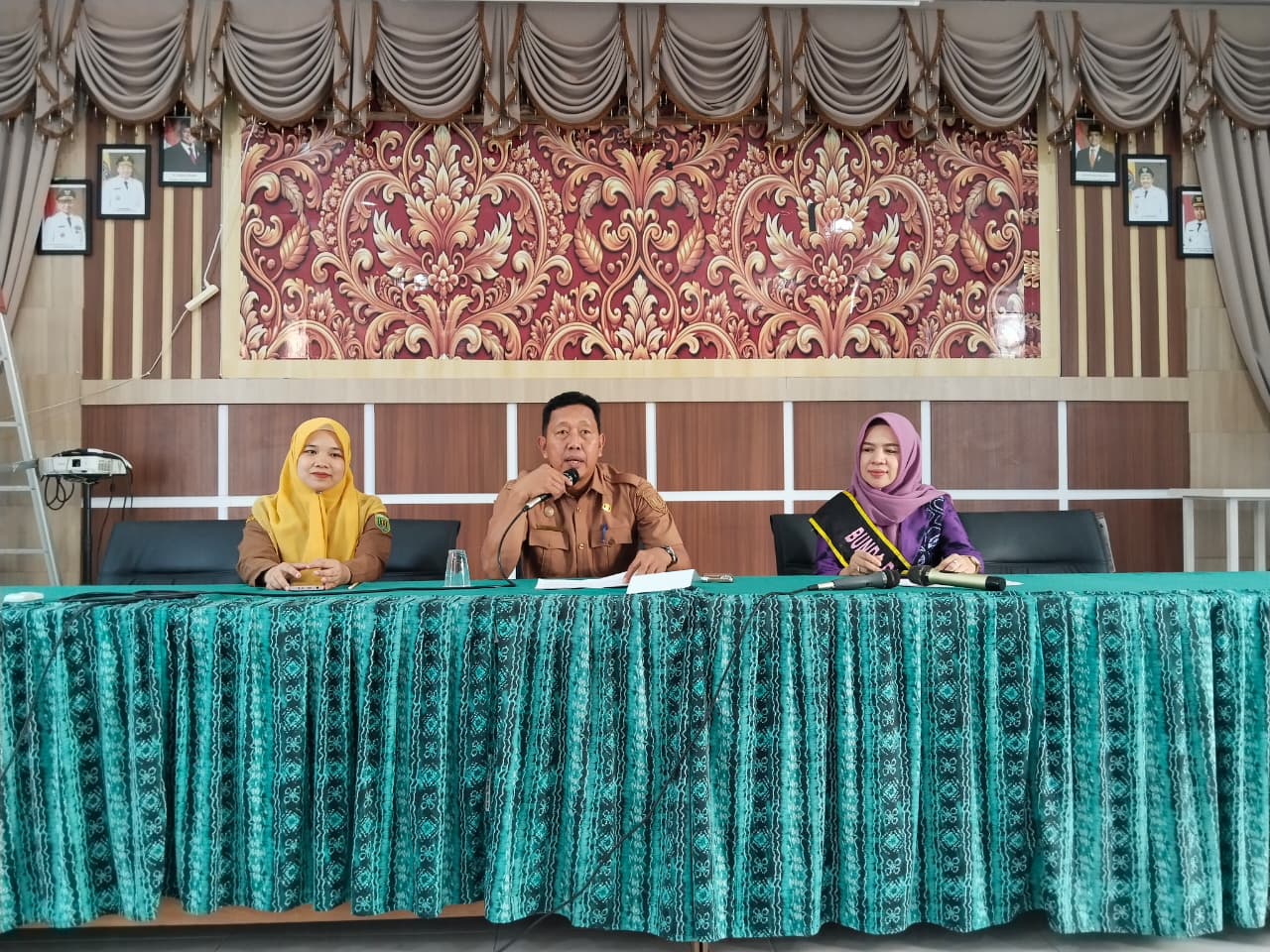 Penyerahan Bantuan Sembako Pokja Bunda PAUD Provinsi Kalimantan Selatan kepada Guru PAUD di Kecamatan Kelua