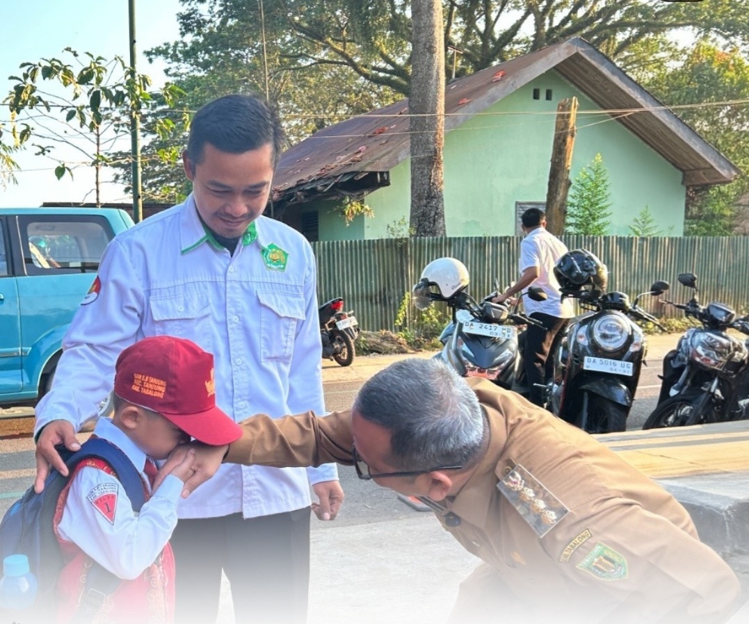Bupati Tabalong Tinjau Pelaksanaan Gerakan Ayah Mengantar Anak ke Sekolah di Hari Pertama Masuk Sekolah