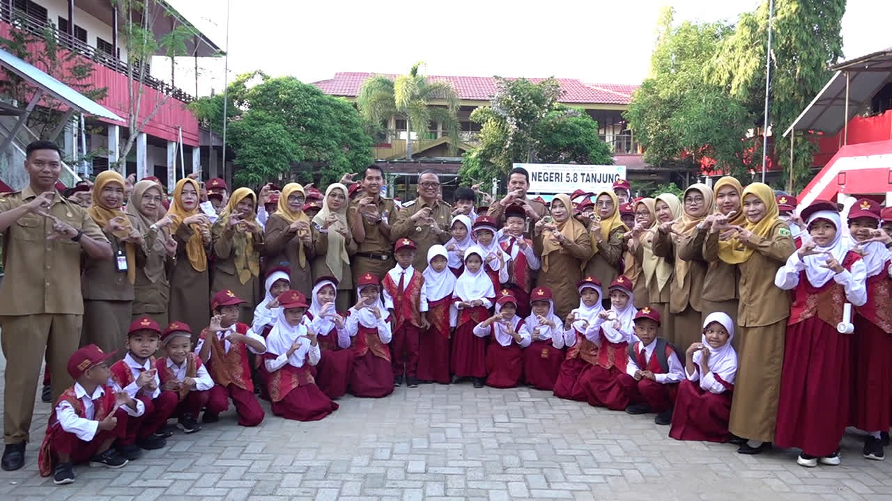 Hari Pertama Sekolah, Bupati Tabalong Tinjau Pelaksanaan Gerakan Ayah Mengantar Anak