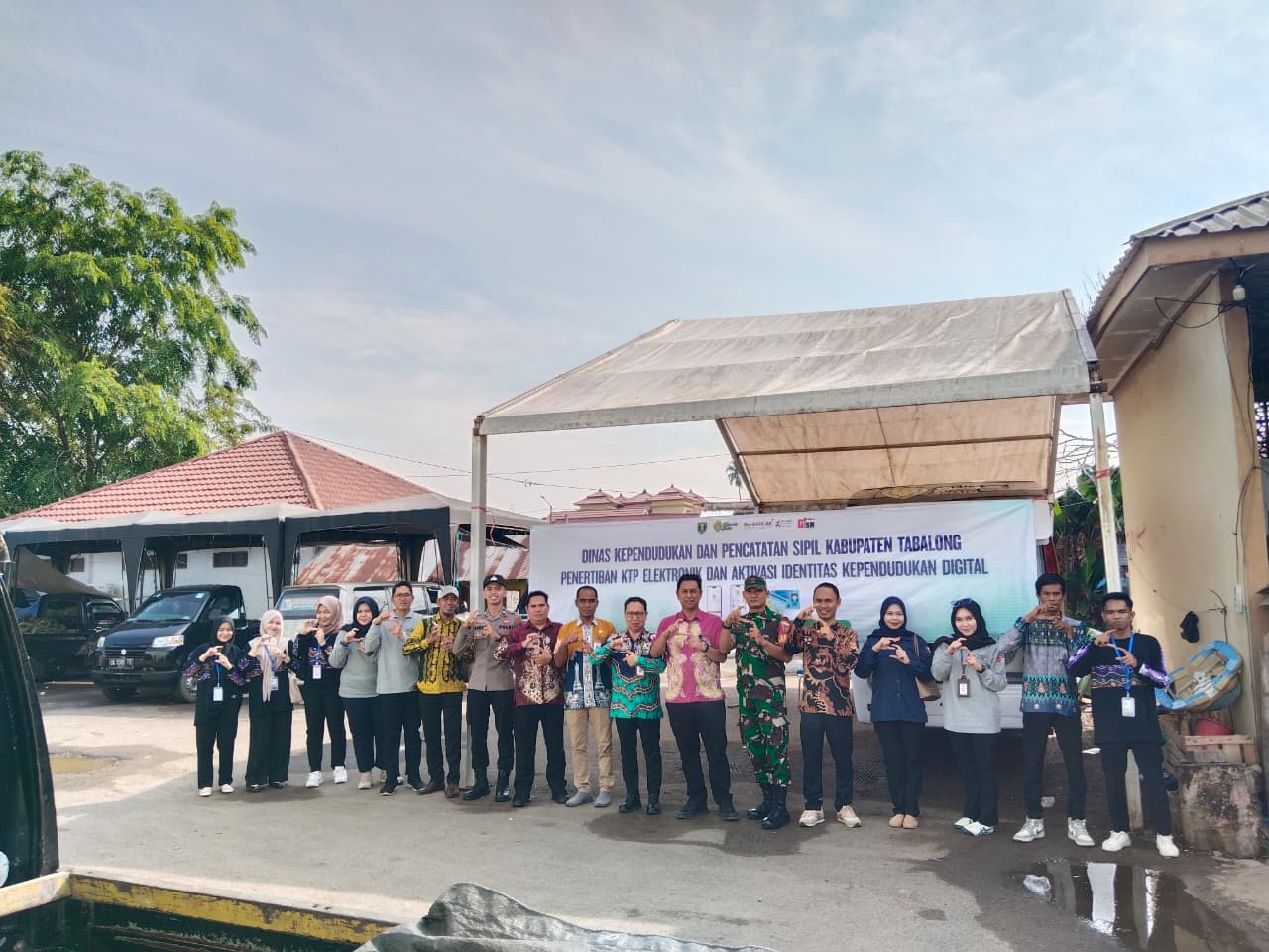 Penertiban KTP Elektronik dan aktivasi Identitas Kependudukan Digital (IKD) di Pasar Kelua