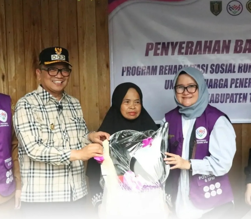 Serahkan Bantuan Bedah Rumah di Jaro, Bupati Sampaikan Sejumlah Program Prioritas