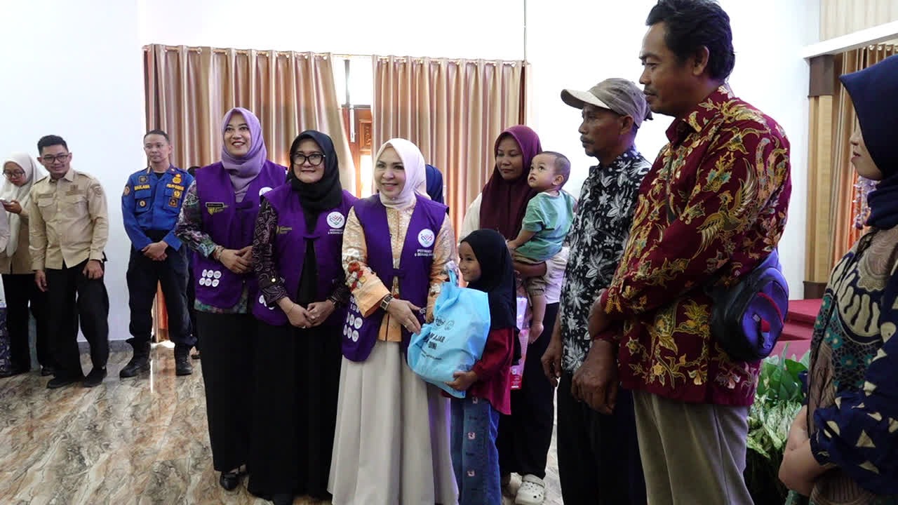 Pemprov Kalsel Serahkan Bantuan Bagi Warga, Bunda PAUD Tabalong Beri Apresiasi
