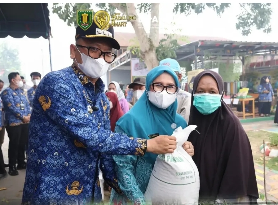 Bupati Tabalong Menyerahkan Bantuan Pangan dan Bibit, Memperkuat Ketahanan Pangan Masyarakat