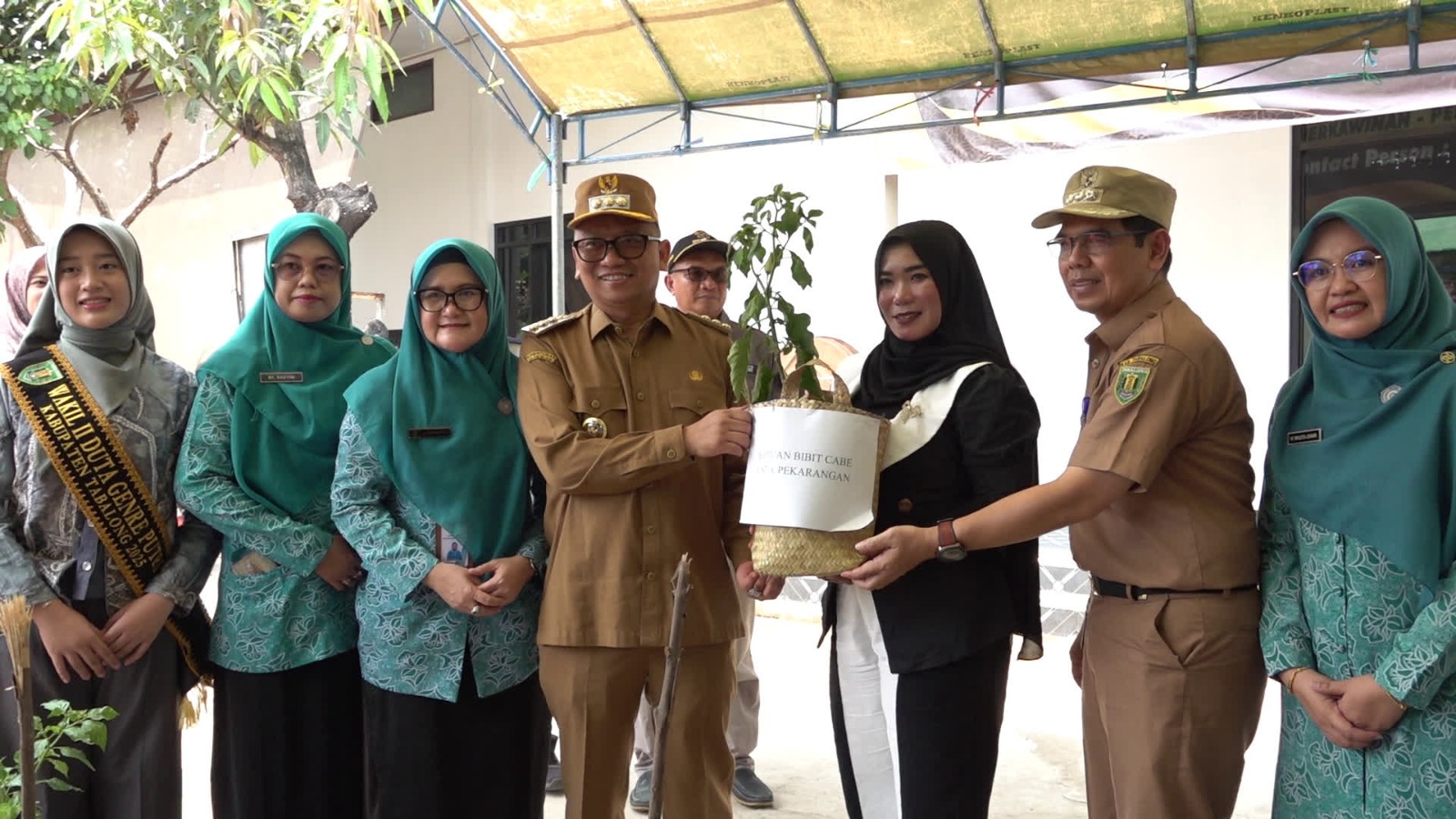 Lahan Sempit Bukan Halangan! TP PKK Tabalong Bagikan Bibit Tanaman untuk Warga