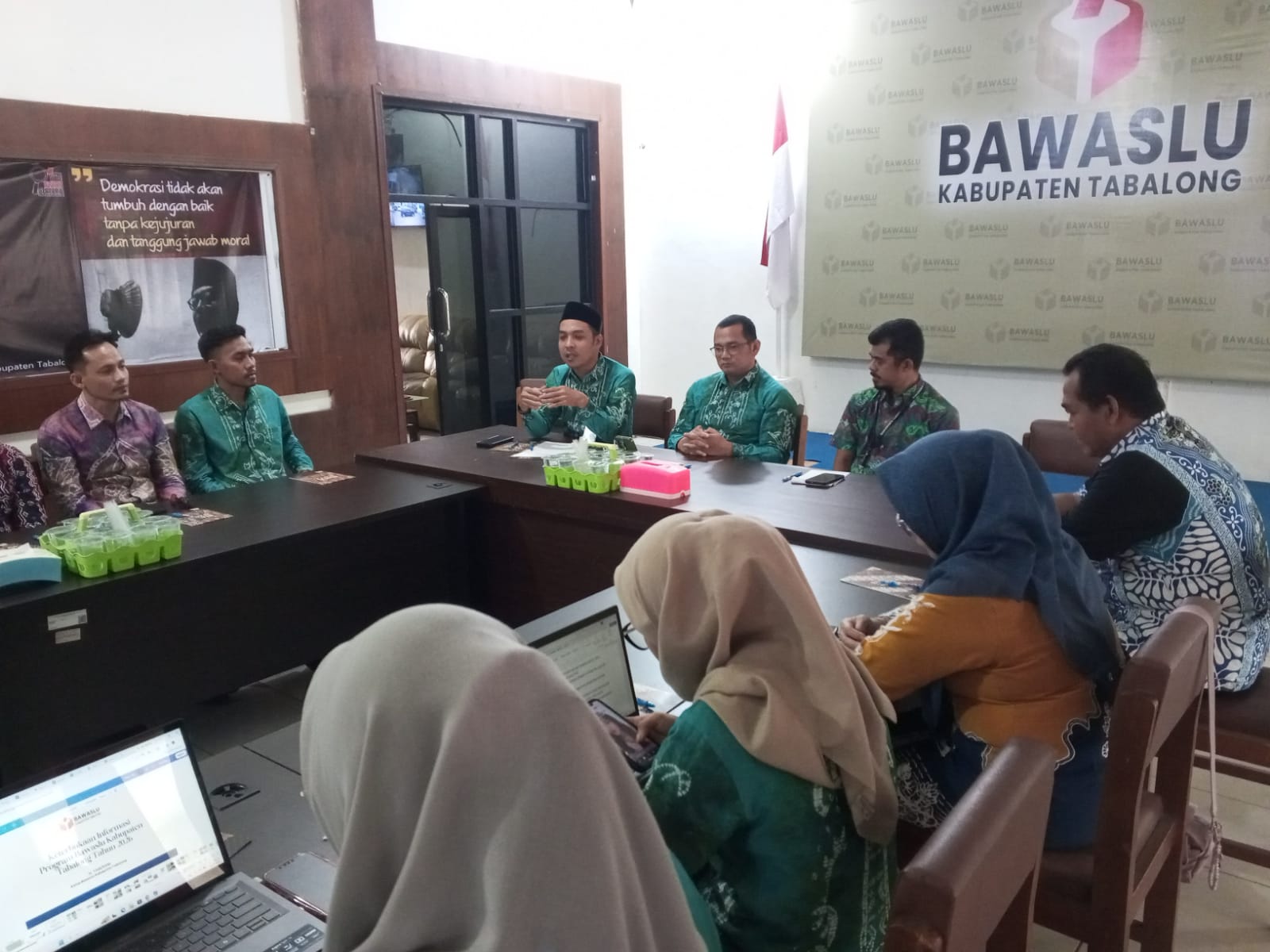 Bawaslu dan Diskominfo Tabalong Perkuat Kolaborasi Keterbukaan Informasi Publik dan Pengelolaan Media Sosial