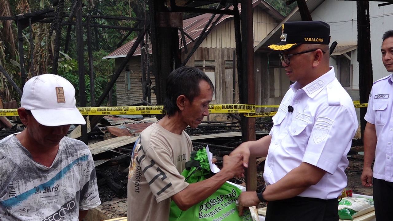 Pasca Kebakaran di Kapar, Haji Fani Turun Langsung Serahkan Bantuan