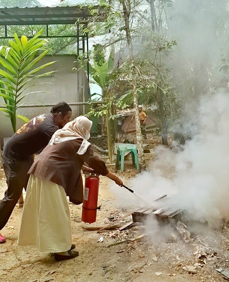 Sosialisasi Penggunaan Alat Pemadam Api Ringan (APAR)