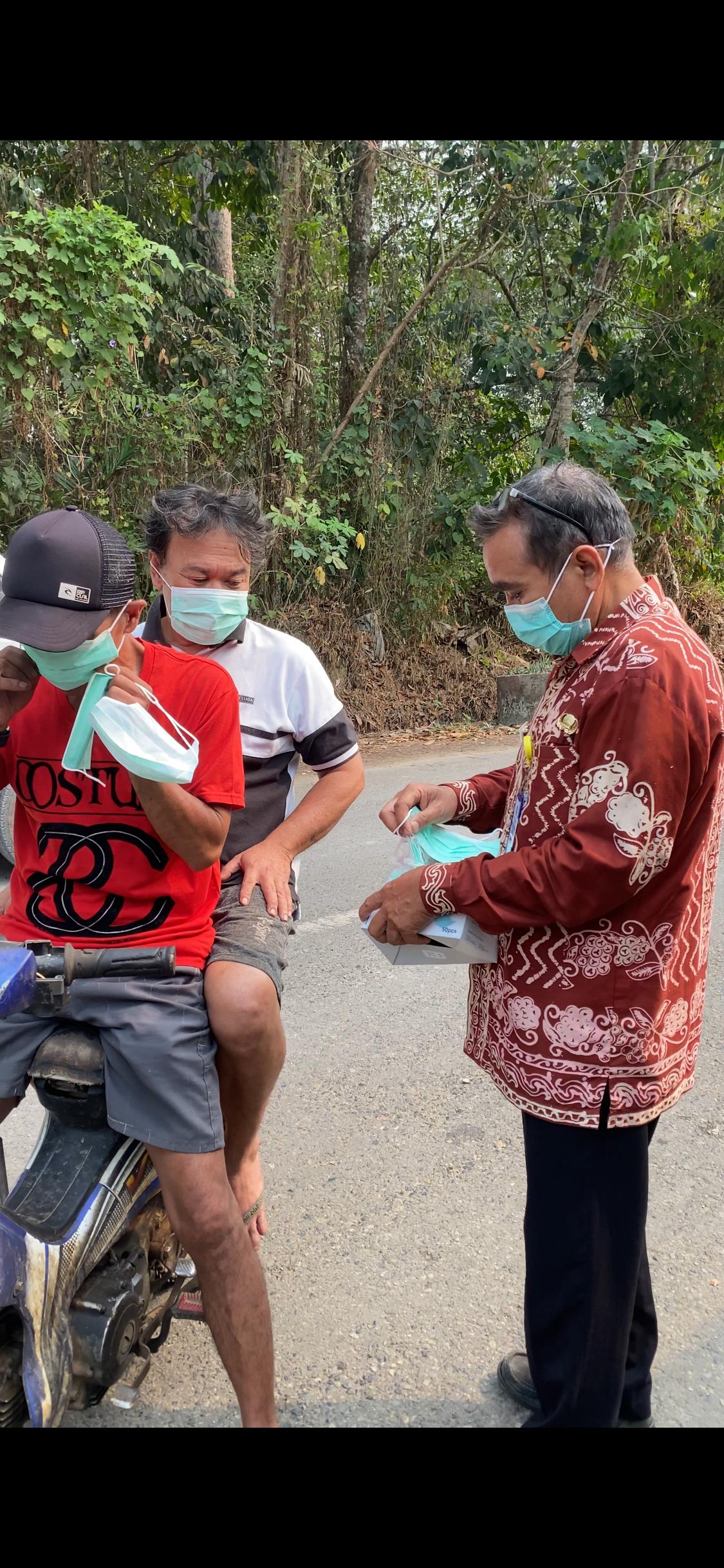 Puskesmas Ribang Bagikan Masker kepada Masyarakat sebagai Upaya Pencegahan Dampak Karhutla dan ISPA