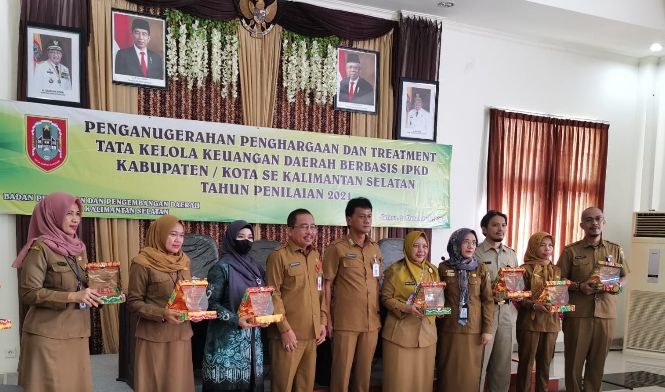 Penyerahan penghargaan IPKD utk seluruh Kabupaten/Kota Se Kalimantan Selatan di Balitbangda Propinsi Kalimantan Selatan