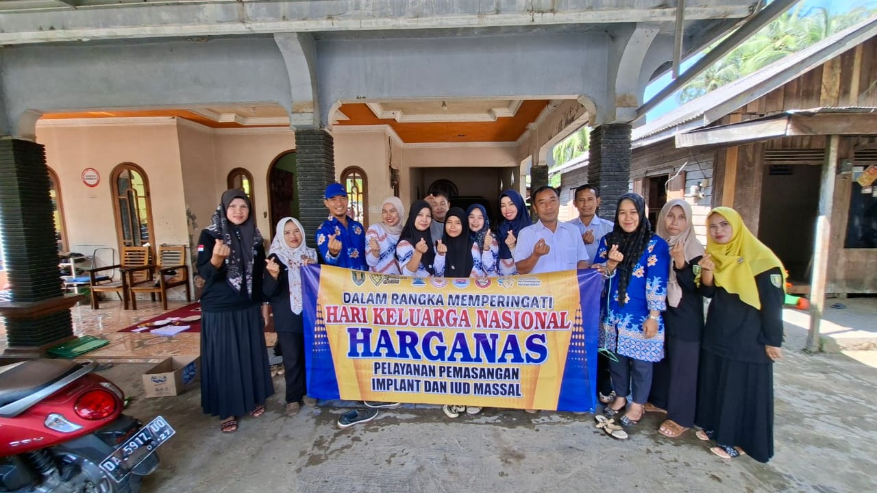 Dalam Rangka Memperingati Hari Keluarga Nasional, Dinas BKKBN Bersama Bidan Puskesmas Wirang Melakukan Pemasangan Implant Dan IUD Massal