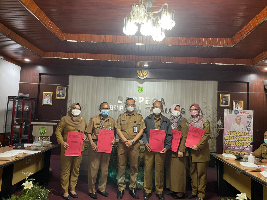 Penyerahan SK Pejabat Pelaksana Teknis Kegiatan Dan Staf Administrasi Kegiatan Tahun 2022, Bappedalitbang Gelar Rapat Internal
