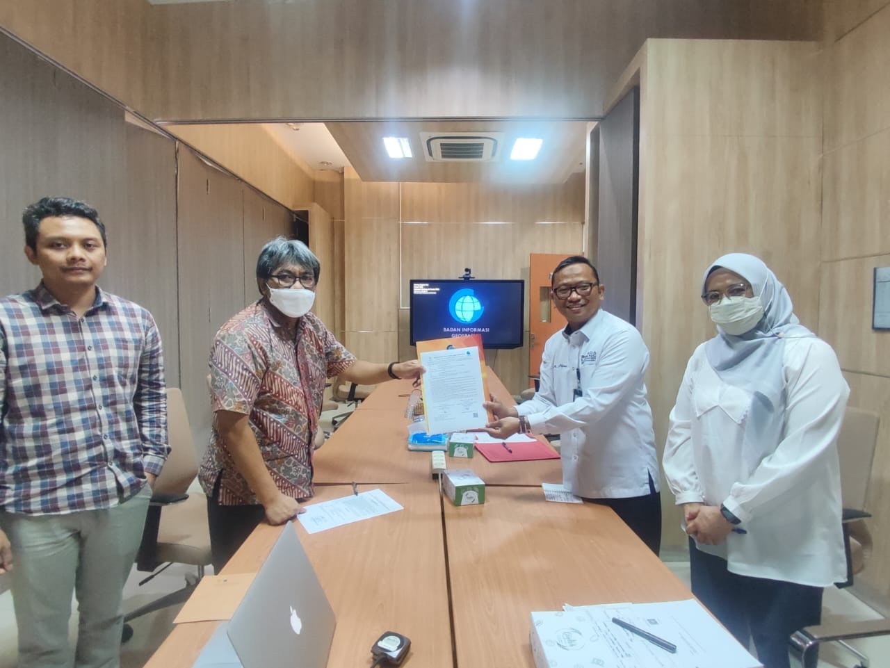 Kepala Bappedalitbang Tandatangani Berita Acara Pengambilan Akun Geospasial Kebijakan Satu Peta