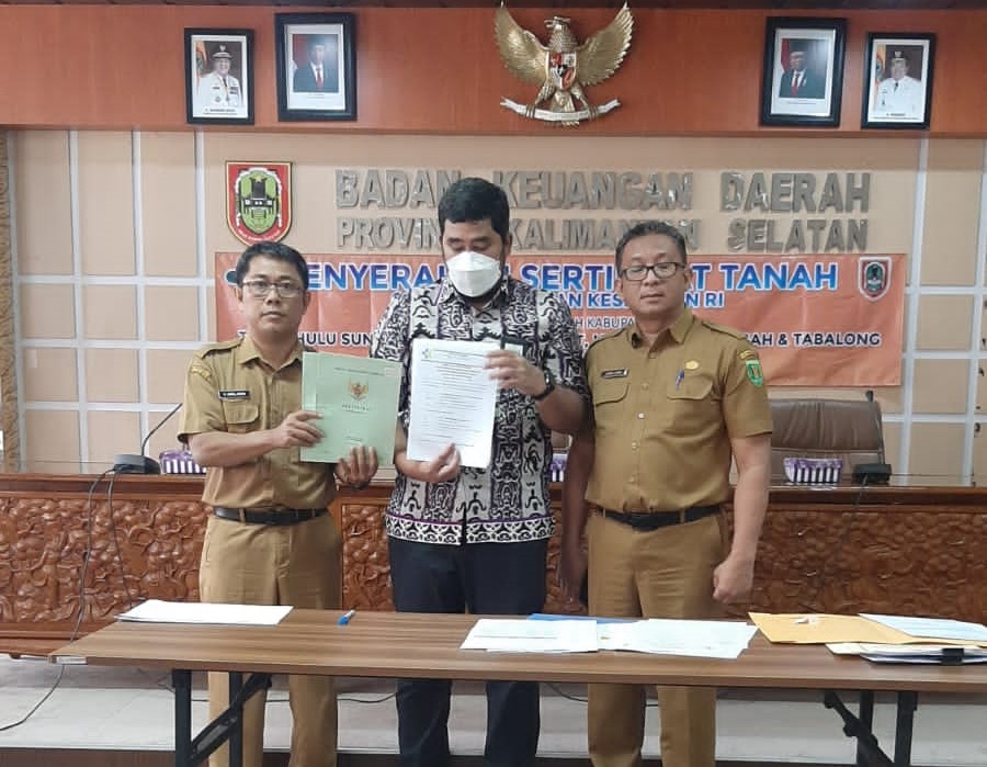 Penyerahan Sertifikat Tanah oleh Kementerian Kesehatan RI kepada Pemkab