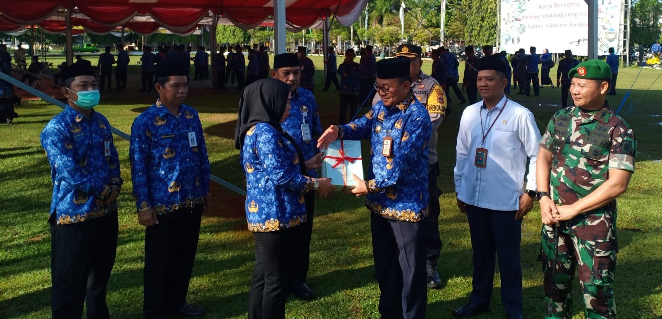 Penyerahan 415 Sertifikat Pemerintah Daerah Kabupaten Tabalong oleh Kepala Kantor Pertanahan Kabupaten Tabalong