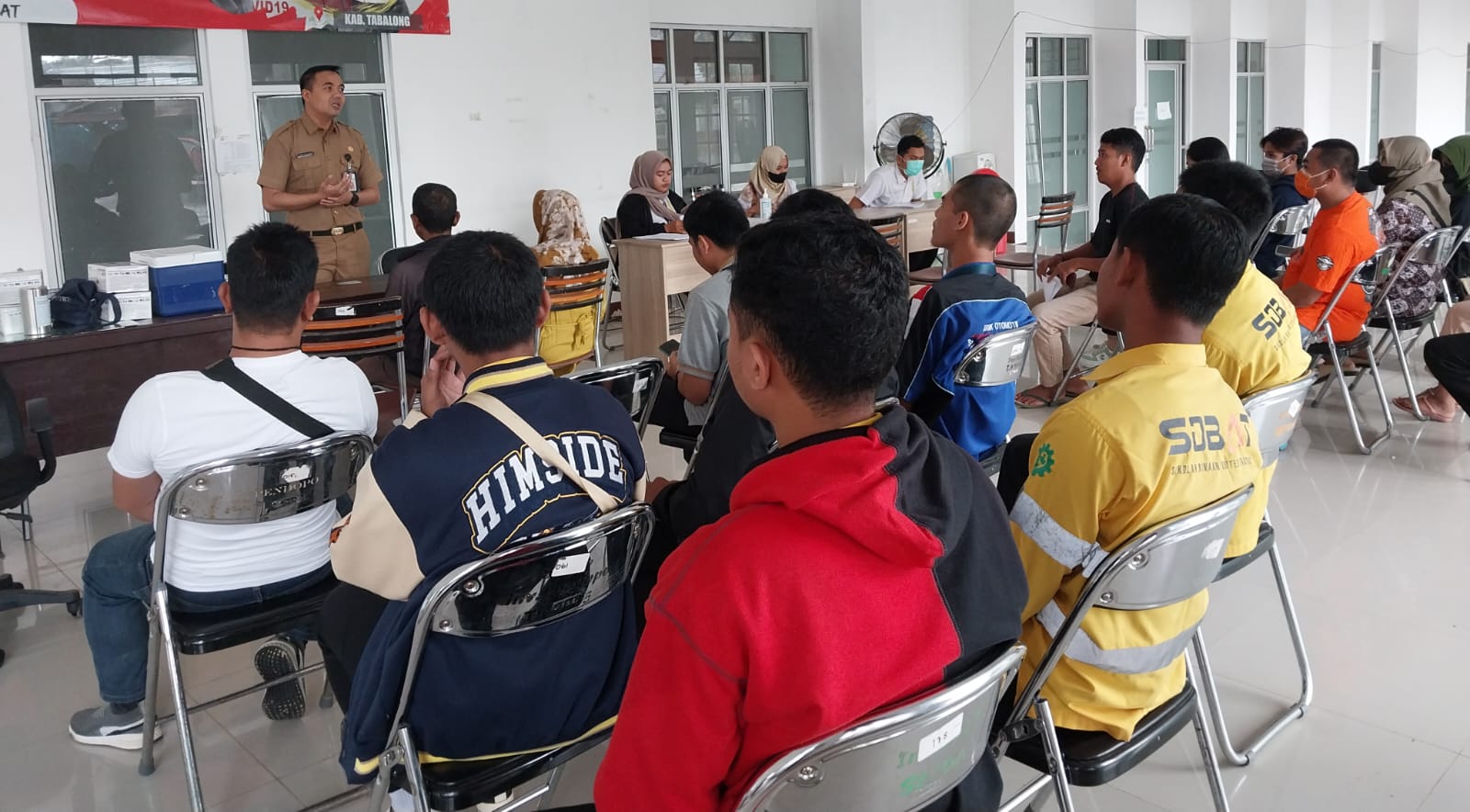KEGIATAN VAKSINASI COVID 19 DENGAN VAKSIN INAVAC DI COVID CENTER TABALONG