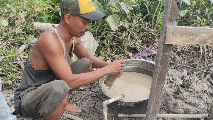 DLH Tabalong Kirim Sampel Air Sumur Bor Keluarkan Gas di Desa Jirak ke Laboratorium di Banjarmasin