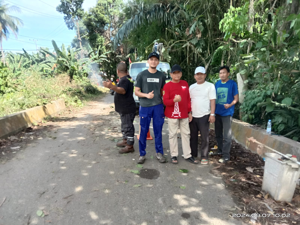 DLH Tabalong dan Warga RT 004 Belimbing Raya Gotong Royong Bersihkan Lingkungan