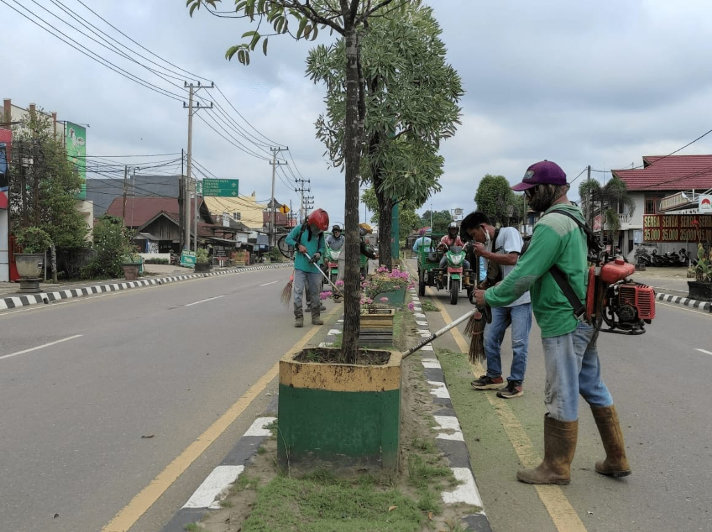 Pemeliharaan Tanaman Median Jalan Poros Ir. PHM Noor Pembataan