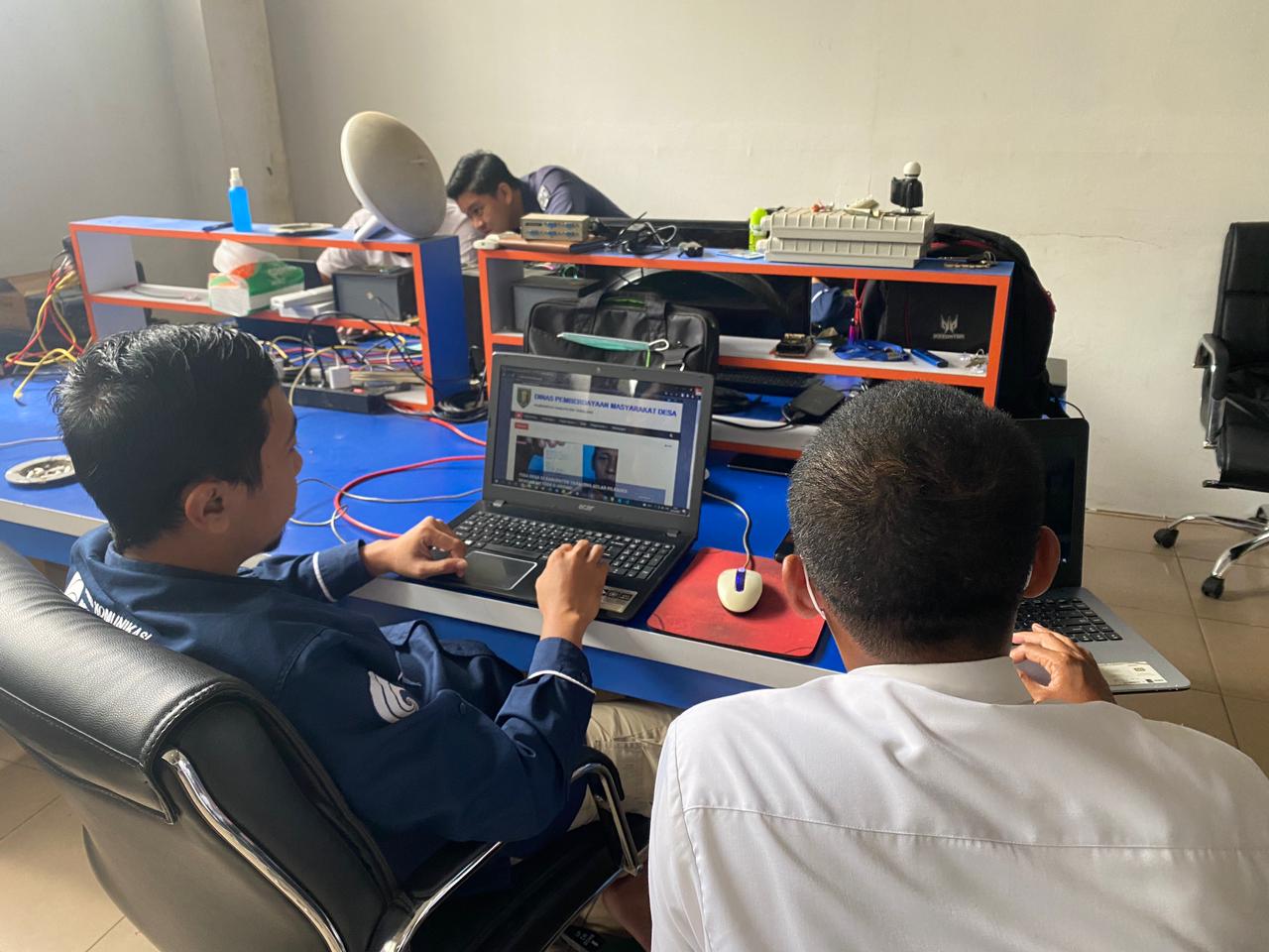 Dinas Pemberdayaan Masyarakat dan Desa melakukan pelatihan admin website