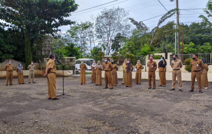 PPKM LEVEL 3 BERLANJUT DINAS PMD TETAP MELAKSANAKAN APEL PAGI DIHALAMAN KANTOR