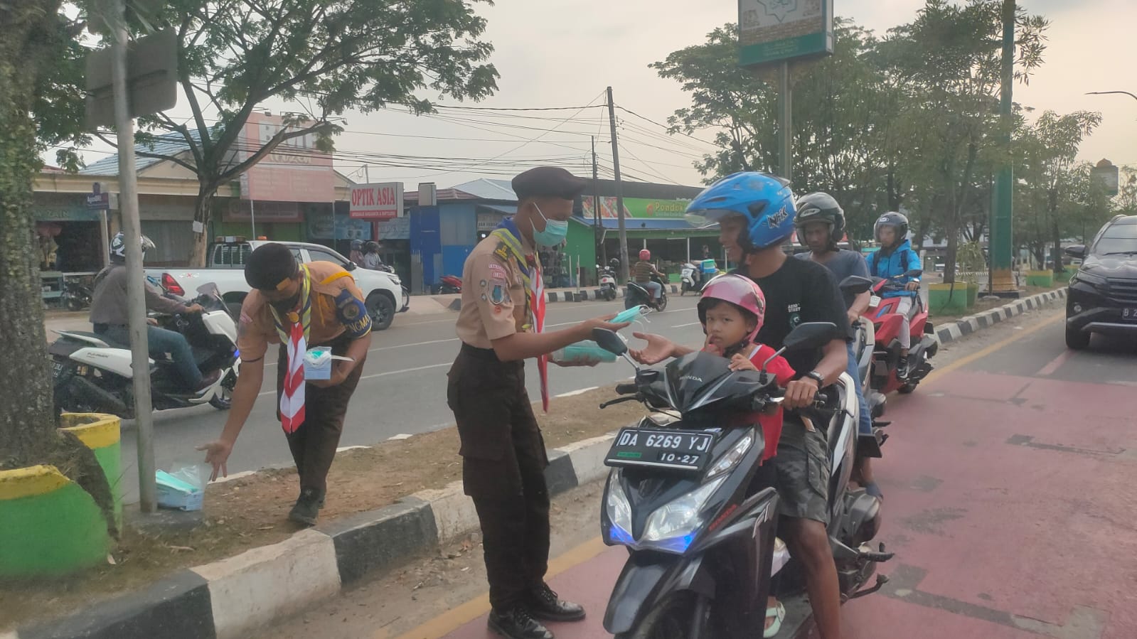 Dinas Kesehatan Kabupaten Tabalong bagi Masker Gratis ke Masyarakat