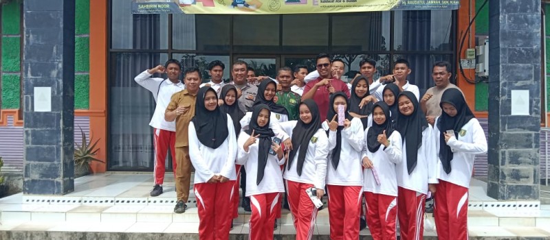 Pengecekan kesehatan dan pemberian vitamin Anggota Paskib oleh Dinas Kesehatan  Pukesmas  Muara Uya
