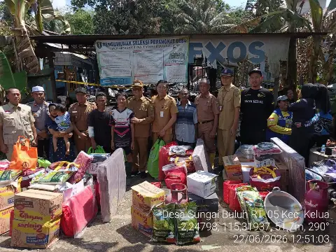 BUPATI TABALONG SERAHKAN BANTUAN LOGISTIK KEPADA KORBAN KEBAKARAN DI DESA SUNGAI BULUH