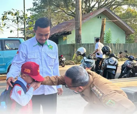 Bupati Tabalong Tinjau Pelaksanaan Gerakan Ayah Mengantar Anak ke Sekolah di Hari Pertama Masuk Sekolah