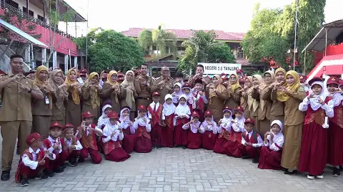 Hari Pertama Sekolah, Bupati Tabalong Tinjau Pelaksanaan Gerakan Ayah Mengantar Anak
