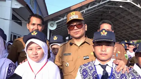 Bupati Tabalong Kenalkan Program Beasiswa dan Seragam Sekolah Gratis di Hari Pertama Masuk Sekolah
