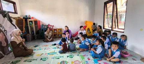 DISPERSIP Tabalong Laksanakan Kegiatan Story Telling di TK Dharma Bhakti Desa Kinarum untuk Menumbuhkan Minat Baca Sejak Dini