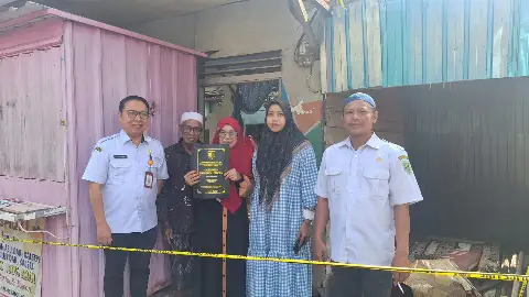 Penyerehan Dokumen Adminduk Kepada Warga Yang Terkena Musibah Kebakaran