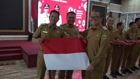 Sambut HUT RI ke-81, Pemkab Tabalong Sebar Ratusan Bendera Merah Putih Ke-12 Kecamatan Se-Tabalong
