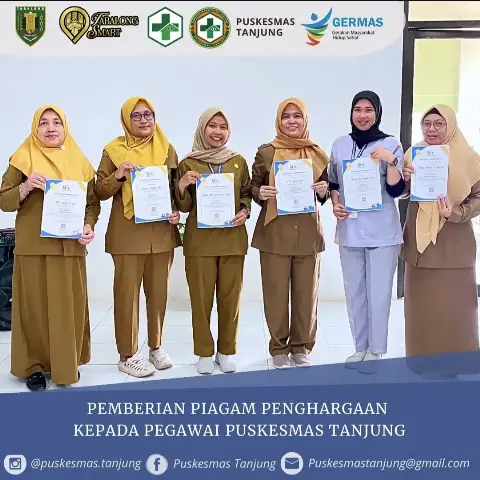 Pemberian Piagam penghargaan Kepada Pegawai  Puskesmas Tanjung