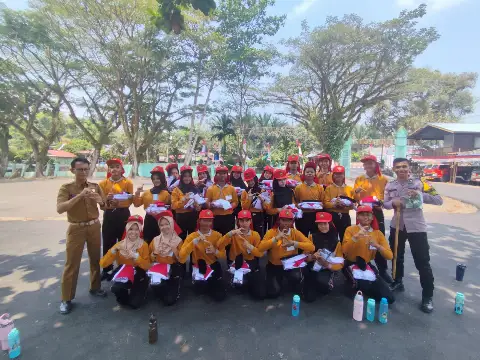 Penyerahan Seragam Pasukan Pengebar Bendera (PASKIBRAKA)