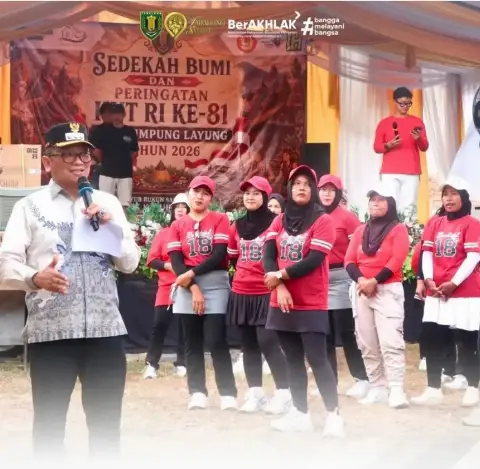 Bupati Tabalong Hadiri Karnaval Budaya Sedekah Bumi dan HUT RI Ke-81 di Desa Simpung Layung