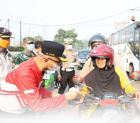 Bupati Tabalong Bagikan Masker Antisipasi Risiko Kabut Asap