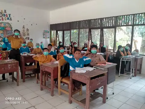 Pembagian masker di lingkungan sekolah wilayah kerja Puskesmas Muara Harus